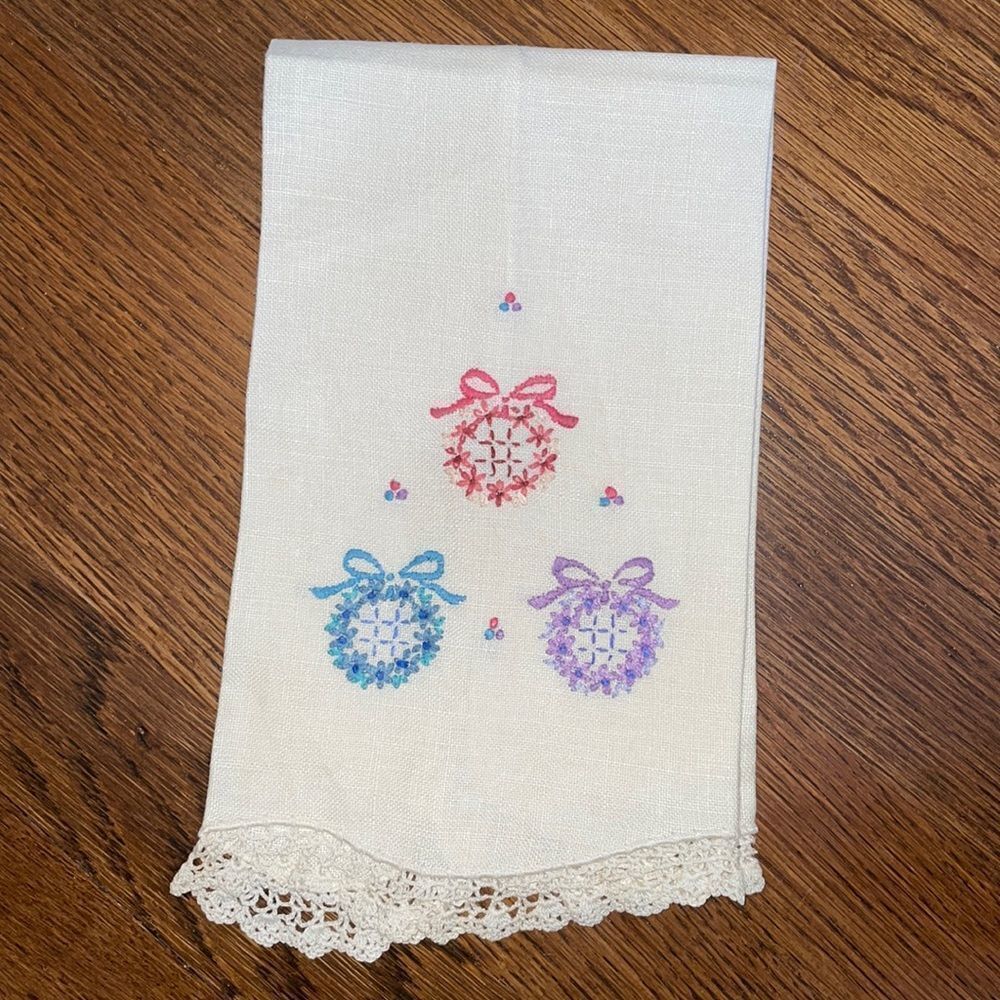 Vtg white linen hand towel with 3 embroidered floral wreaths‎